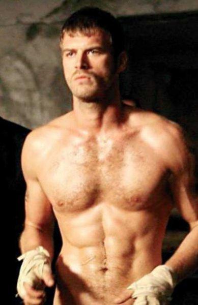 Erkek oyuncuların kas yarışı 