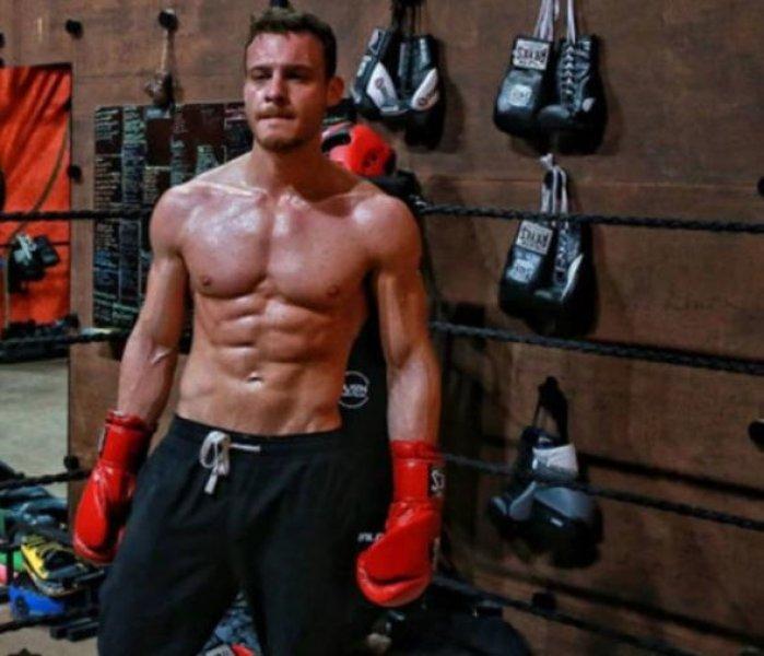 Erkek oyuncuların kas yarışı 