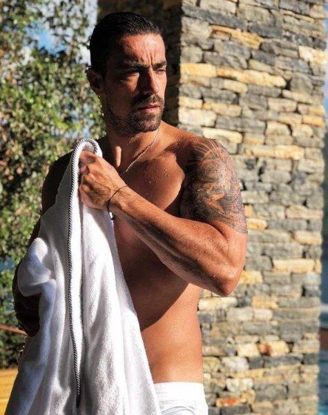 Erkek oyuncuların kas yarışı 