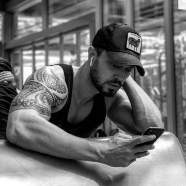 Erkek oyuncuların kas yarışı 