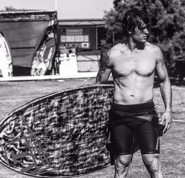 Erkek oyuncuların kas yarışı 