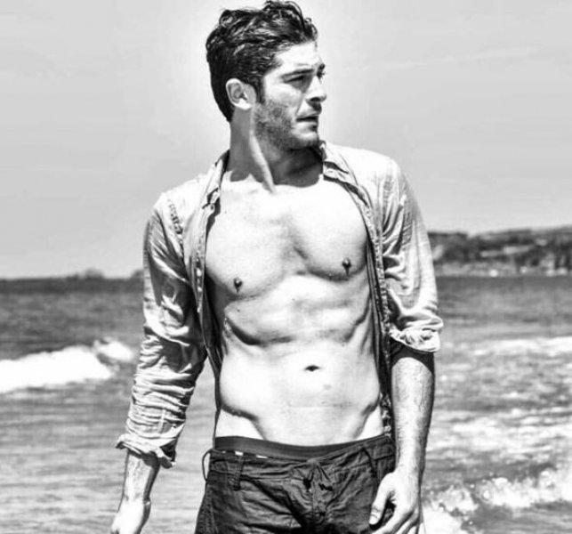 Erkek oyuncuların kas yarışı 