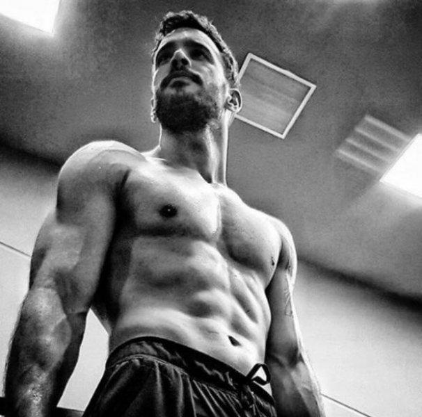 Erkek oyuncuların kas yarışı 