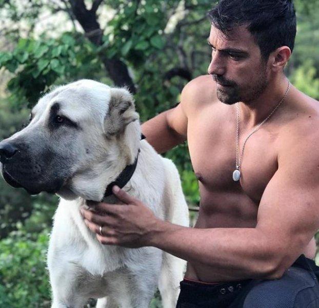 Erkek oyuncuların kas yarışı 