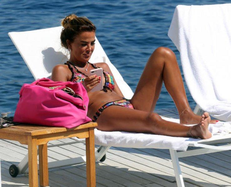 Özlem Yıldız Bodrum plajına damga vurdu 