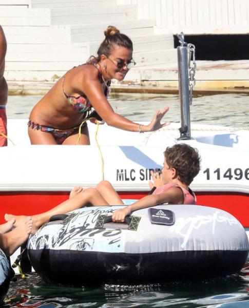 Özlem Yıldız Bodrum plajına damga vurdu 