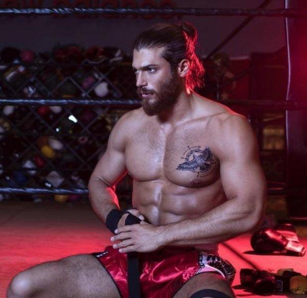 Erkek oyuncuların kas yarışı 