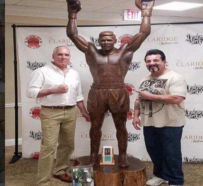 Arnold Schwarzenegger'in ahşap heykeli yapıldı 