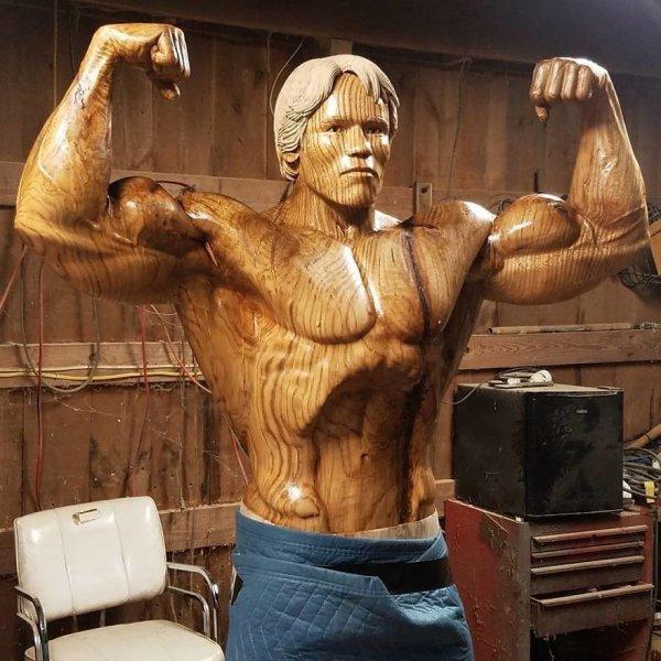 Arnold Schwarzenegger'in ahşap heykeli yapıldı 