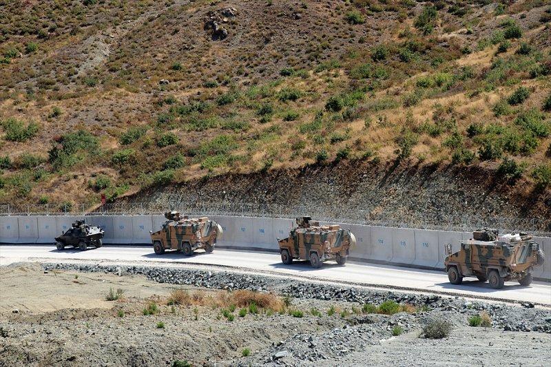 İdlib sınırına askeri sevkiyat sürüyor