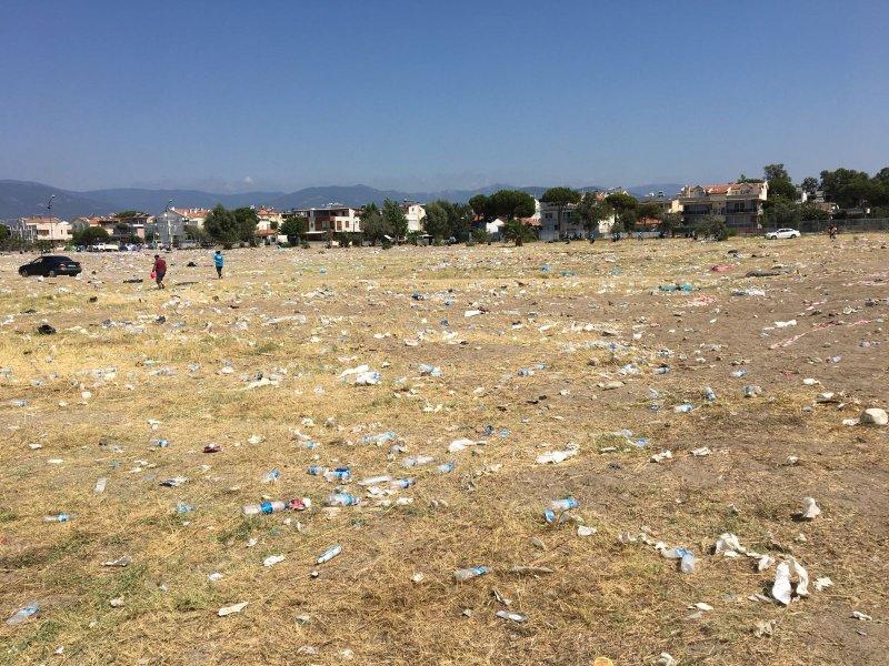 Zeytinli Rock Festivali'nin ardından kalan çöpler