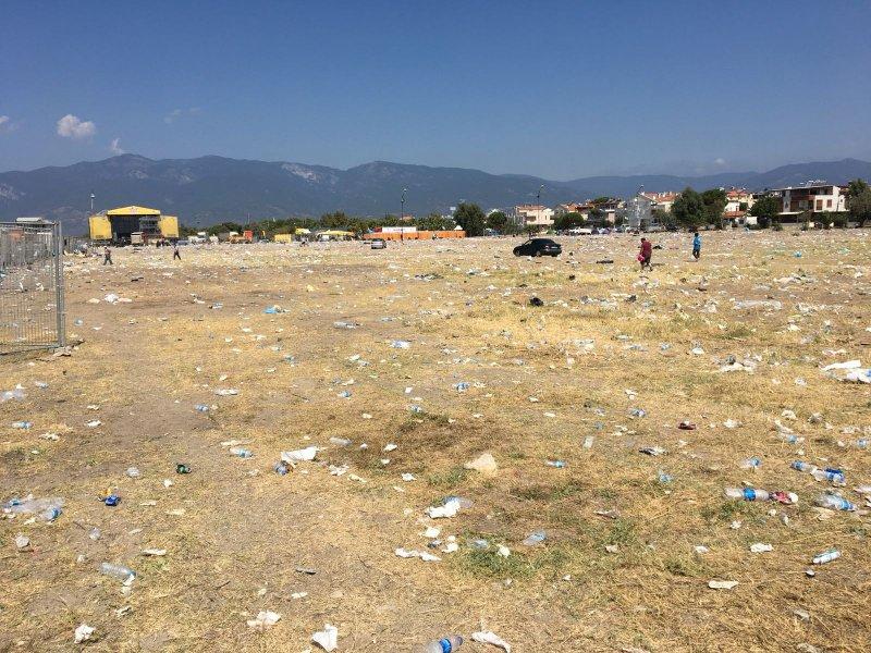 Zeytinli Rock Festivali'nin ardından kalan çöpler