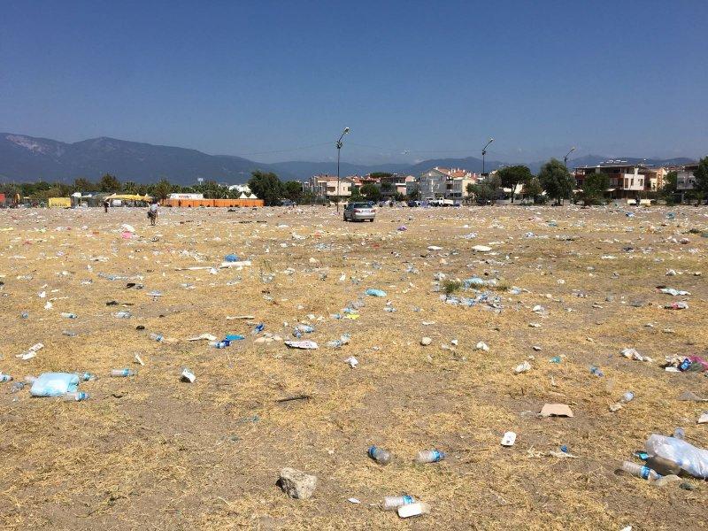 Zeytinli Rock Festivali'nin ardından kalan çöpler