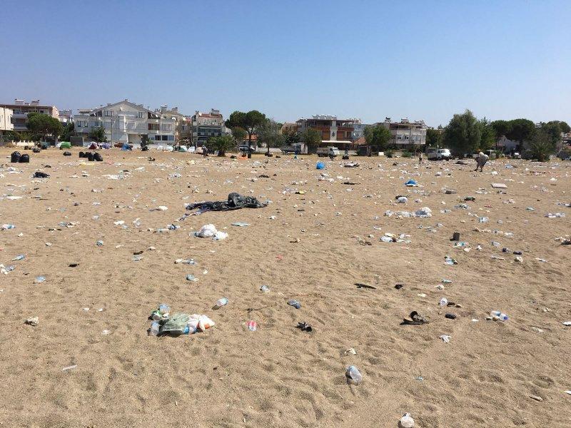 Zeytinli Rock Festivali'nin ardından kalan çöpler