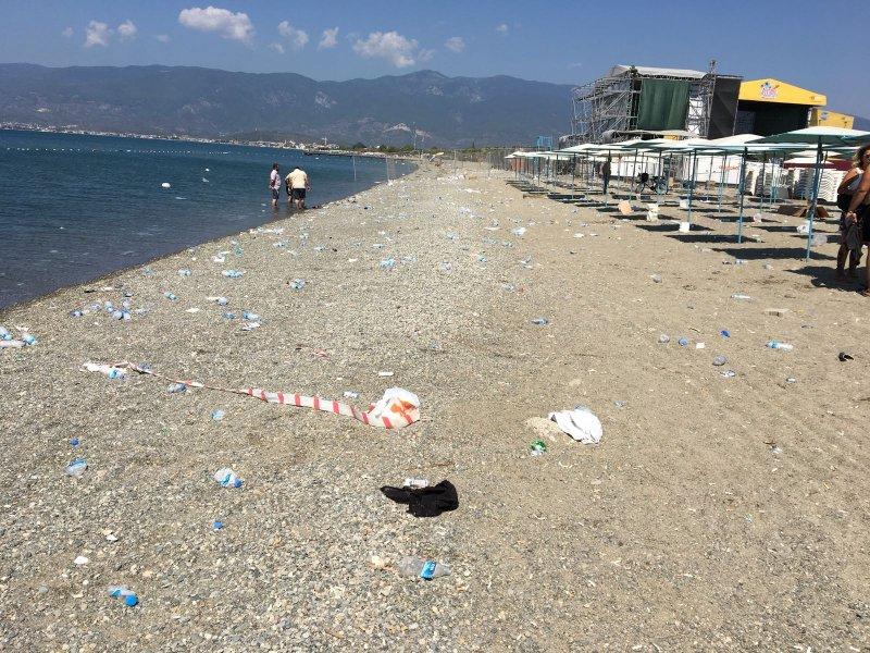 Zeytinli Rock Festivali'nin ardından kalan çöpler