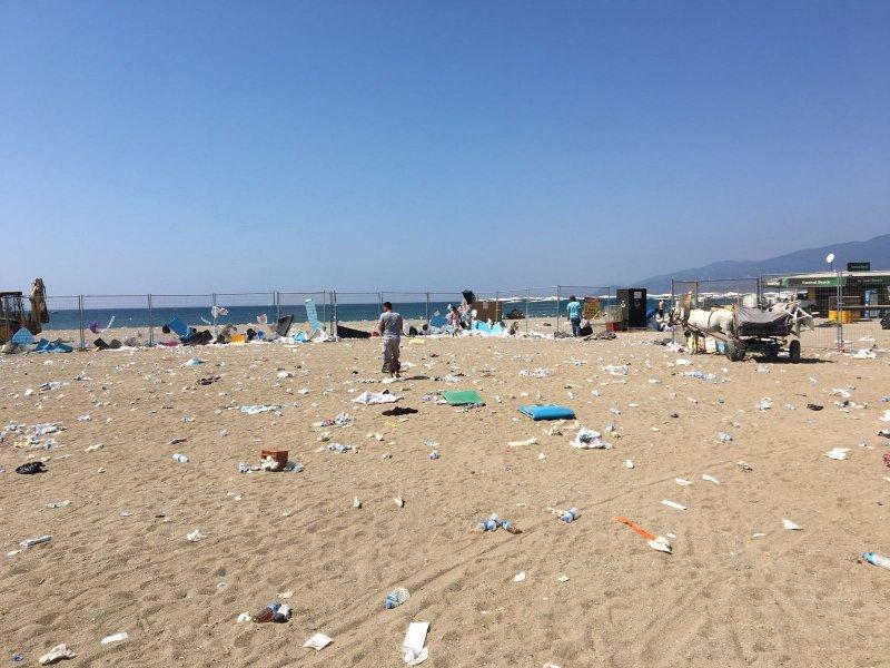 Zeytinli Rock Festivali'nin ardından kalan çöpler