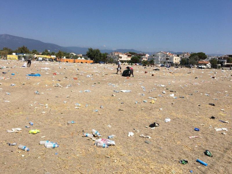 Zeytinli Rock Festivali'nin ardından kalan çöpler