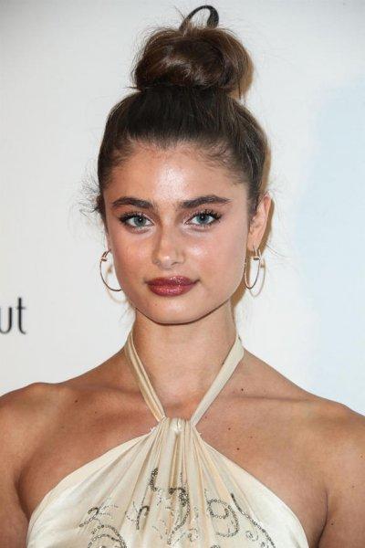 New York'taki ödül gecesine Irina Shayk damga vurdu 