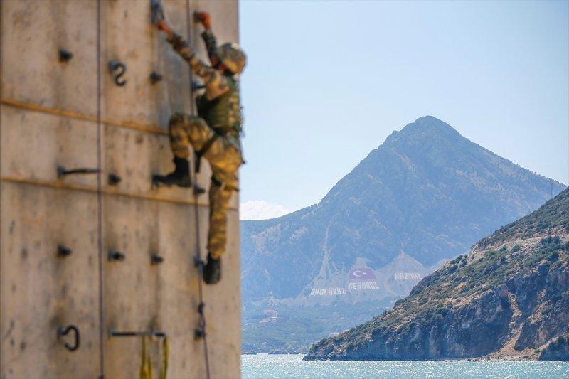 Eğirdir'de komandoların zorlu eğitimi