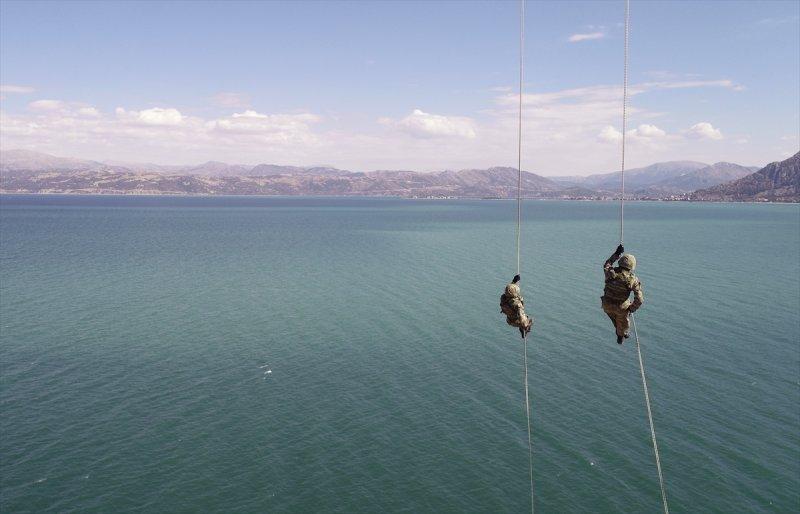 Eğirdir'de komandoların zorlu eğitimi