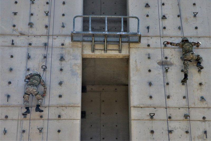 Eğirdir'de komandoların zorlu eğitimi