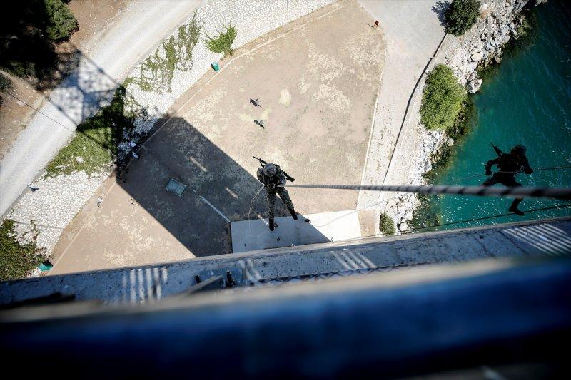 Eğirdir'de komandoların zorlu eğitimi