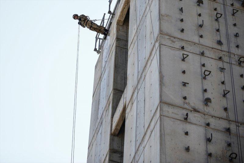 Eğirdir'de komandoların zorlu eğitimi