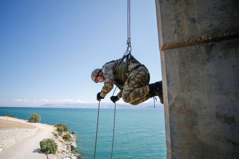 Eğirdir'de komandoların zorlu eğitimi