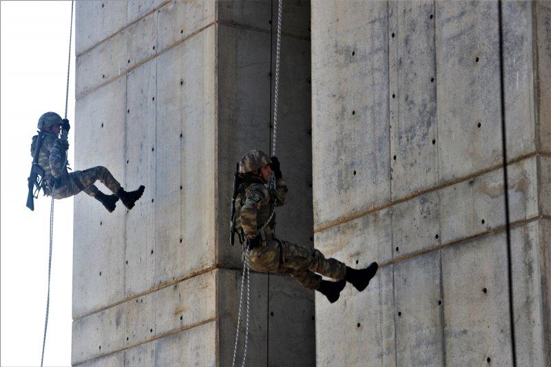 Eğirdir'de komandoların zorlu eğitimi