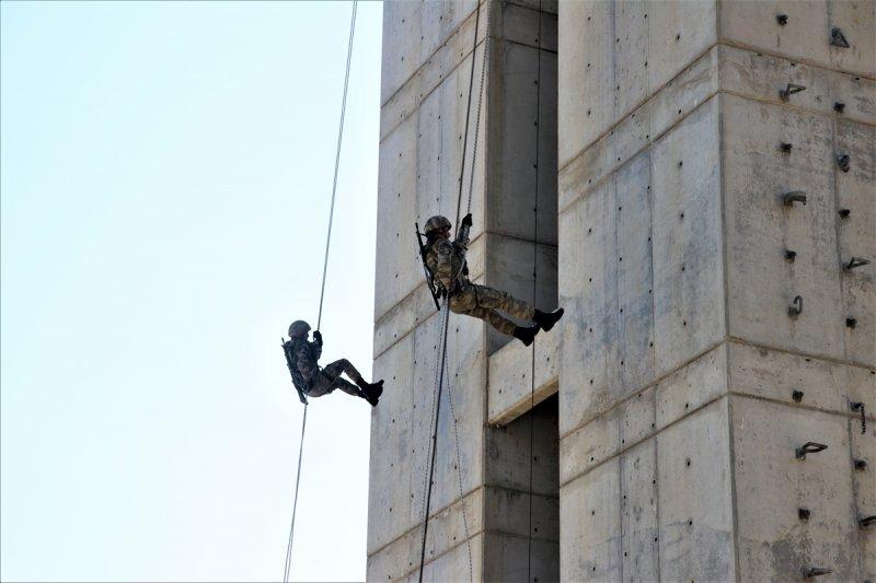 Eğirdir'de komandoların zorlu eğitimi