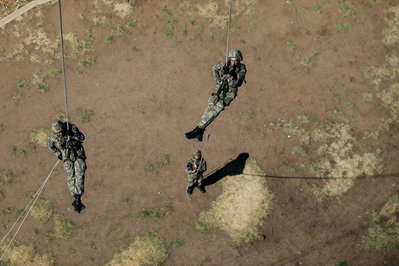 Eğirdir'de komandoların zorlu eğitimi