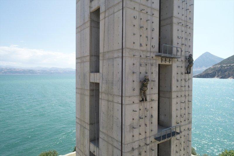 Eğirdir'de komandoların zorlu eğitimi