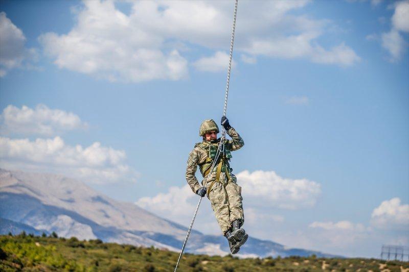 Eğirdir'de komandoların zorlu eğitimi