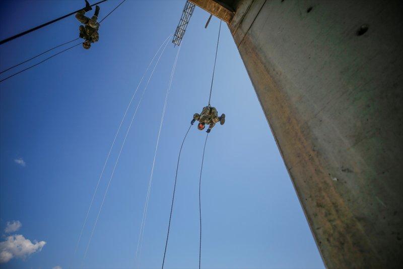 Eğirdir'de komandoların zorlu eğitimi