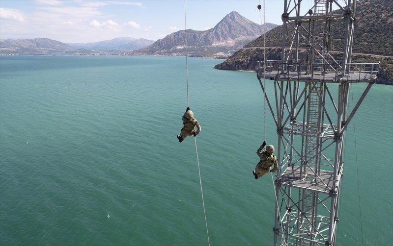 Eğirdir'de komandoların zorlu eğitimi