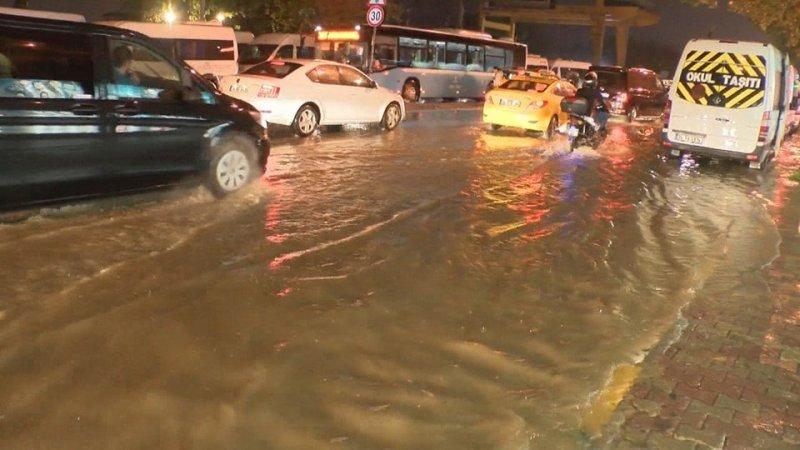 İstanbul'da sağanak yağış etkisini sürdürüyor 