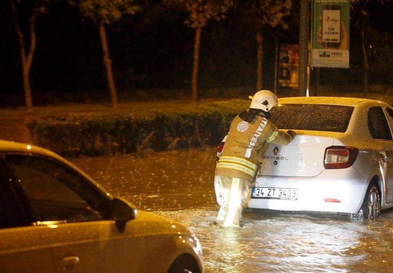 İstanbul'da sağanak yağış etkisini sürdürüyor 
