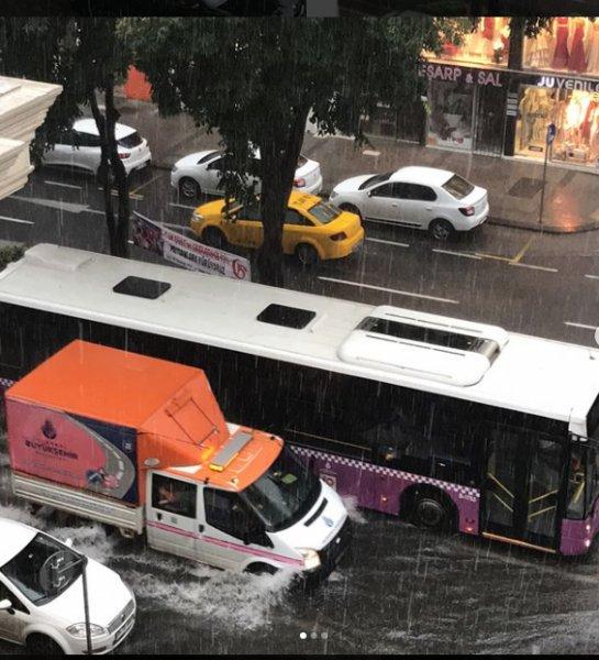 İstanbul'da sağanak yağış etkisini sürdürüyor 
