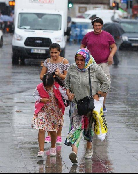 İstanbul'da sağanak yağış etkisini sürdürüyor 