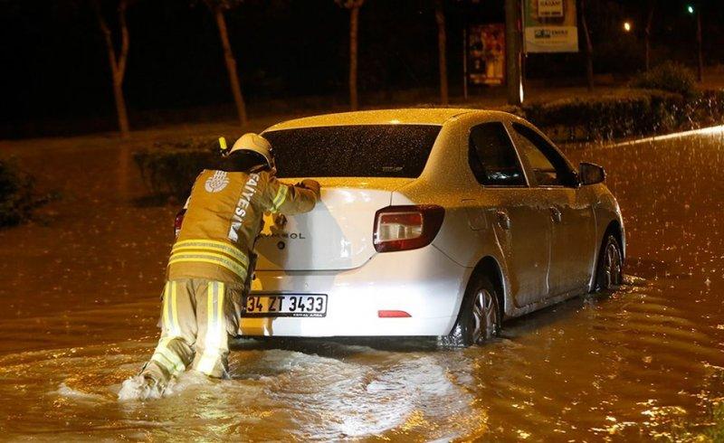 İstanbul'da sağanak yağış etkisini sürdürüyor 
