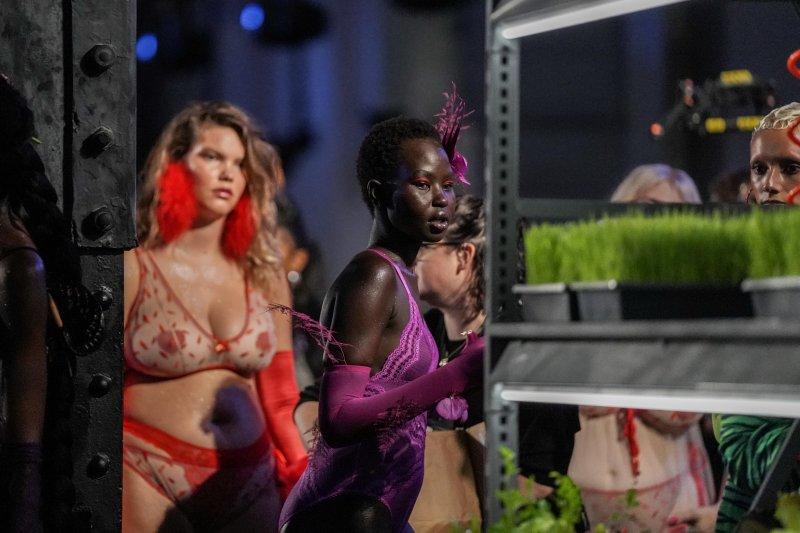 Dünya Rihanna'nın defilesini konuşuyor