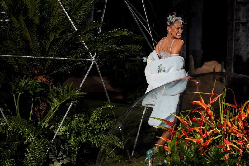 Dünya Rihanna'nın defilesini konuşuyor