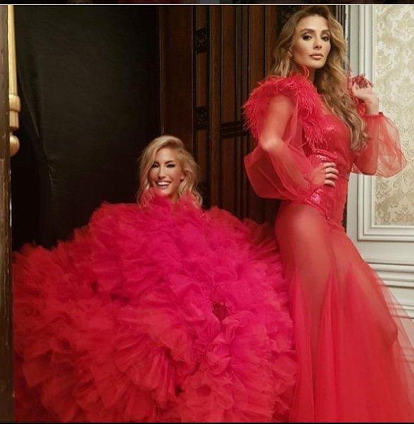 Defne Samyeli defilede şarkı söyledi