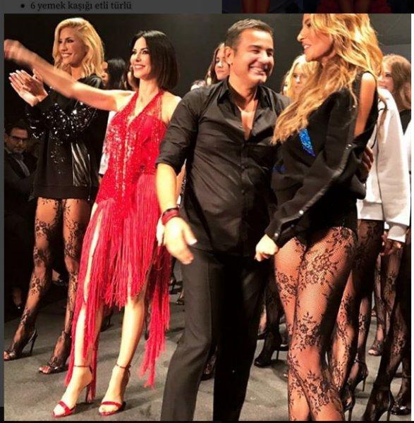 Defne Samyeli defilede şarkı söyledi