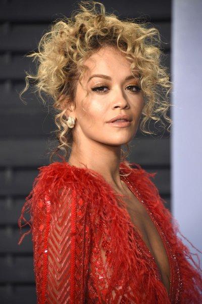 Rita Ora yeniden sarışın oldu 