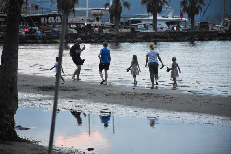 Muğla'da gelgit: Deniz suyu 20 metre çekildi