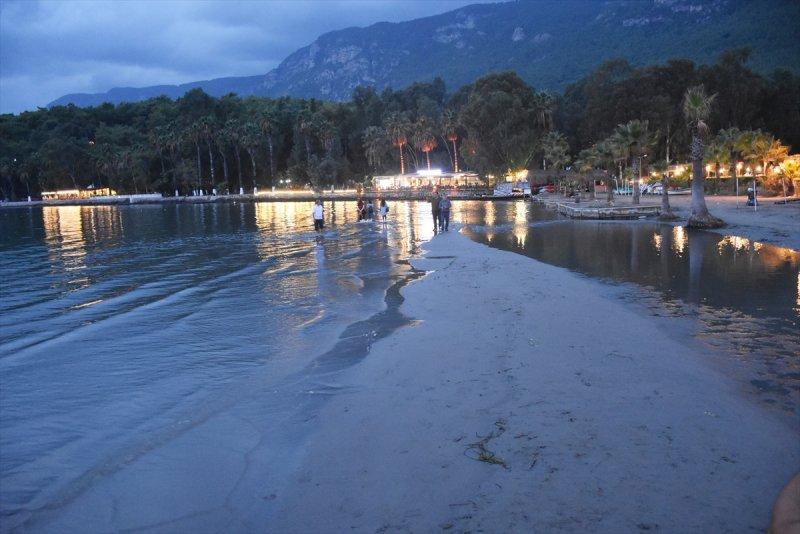 Muğla'da gelgit: Deniz suyu 20 metre çekildi