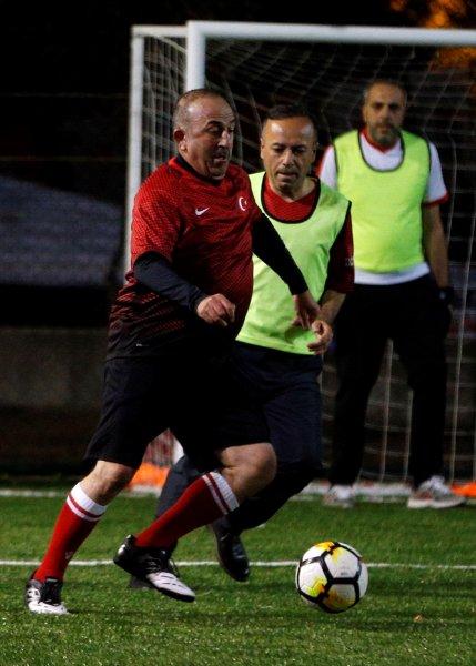 AK Partili milletvekillerinden siyasete futbol arası