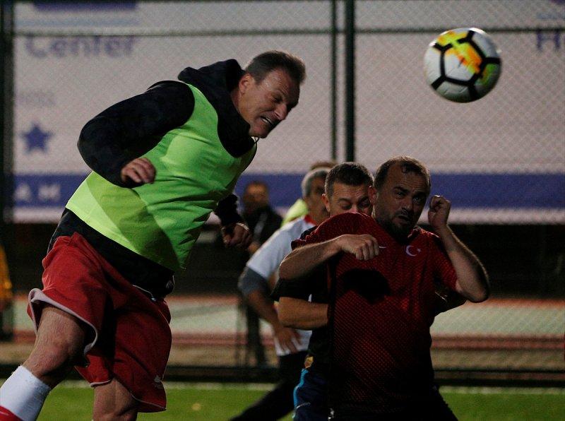 AK Partili milletvekillerinden siyasete futbol arası