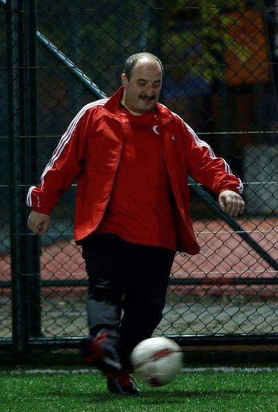 AK Partili milletvekillerinden siyasete futbol arası